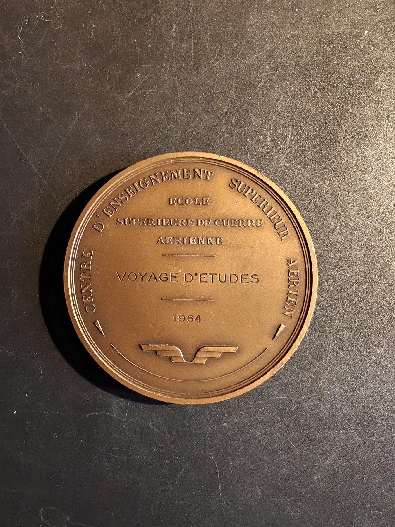 老王徽章第167期 1964年法国空中作战研究生院大铜章      正面为巴黎荣军院      直径64mm.     重量131.2g