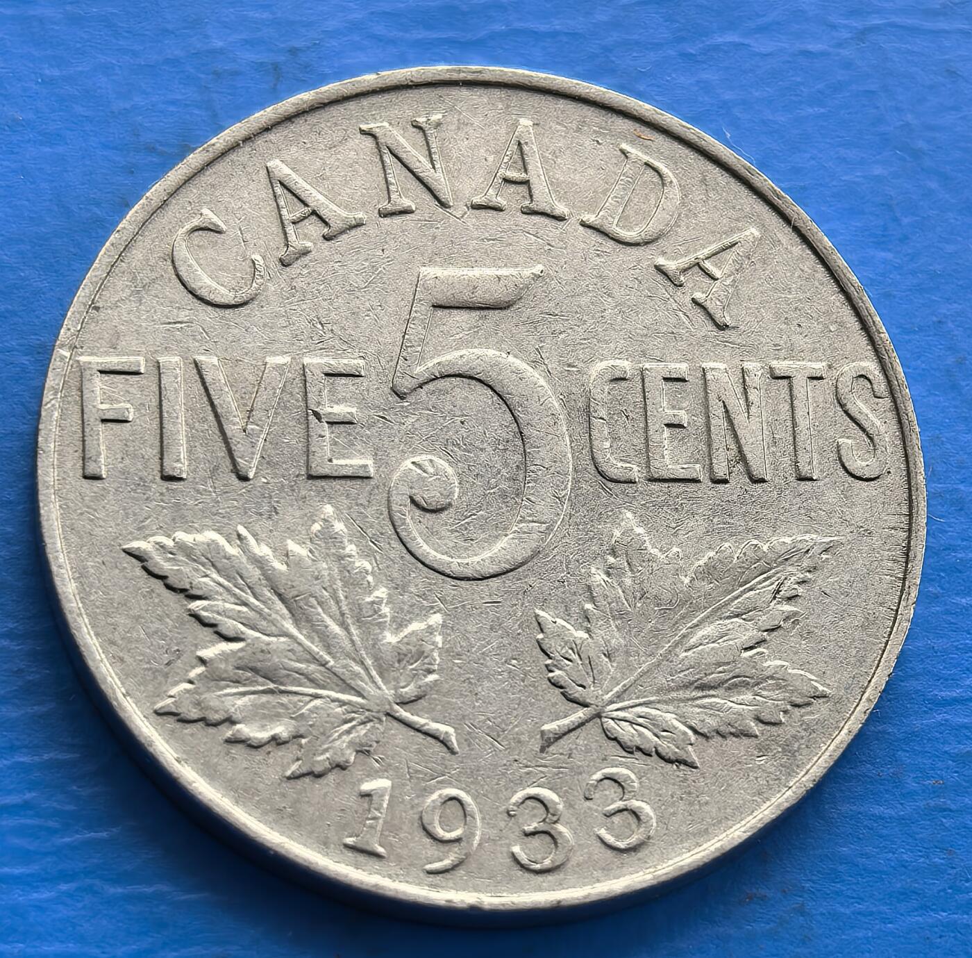 外国优质老铜币银币，周六九点倒数截拍，满百包邮，可寄存半年，喜欢朋友微信扫描二维码可直接参拍 加拿大1933年双枫叶5分