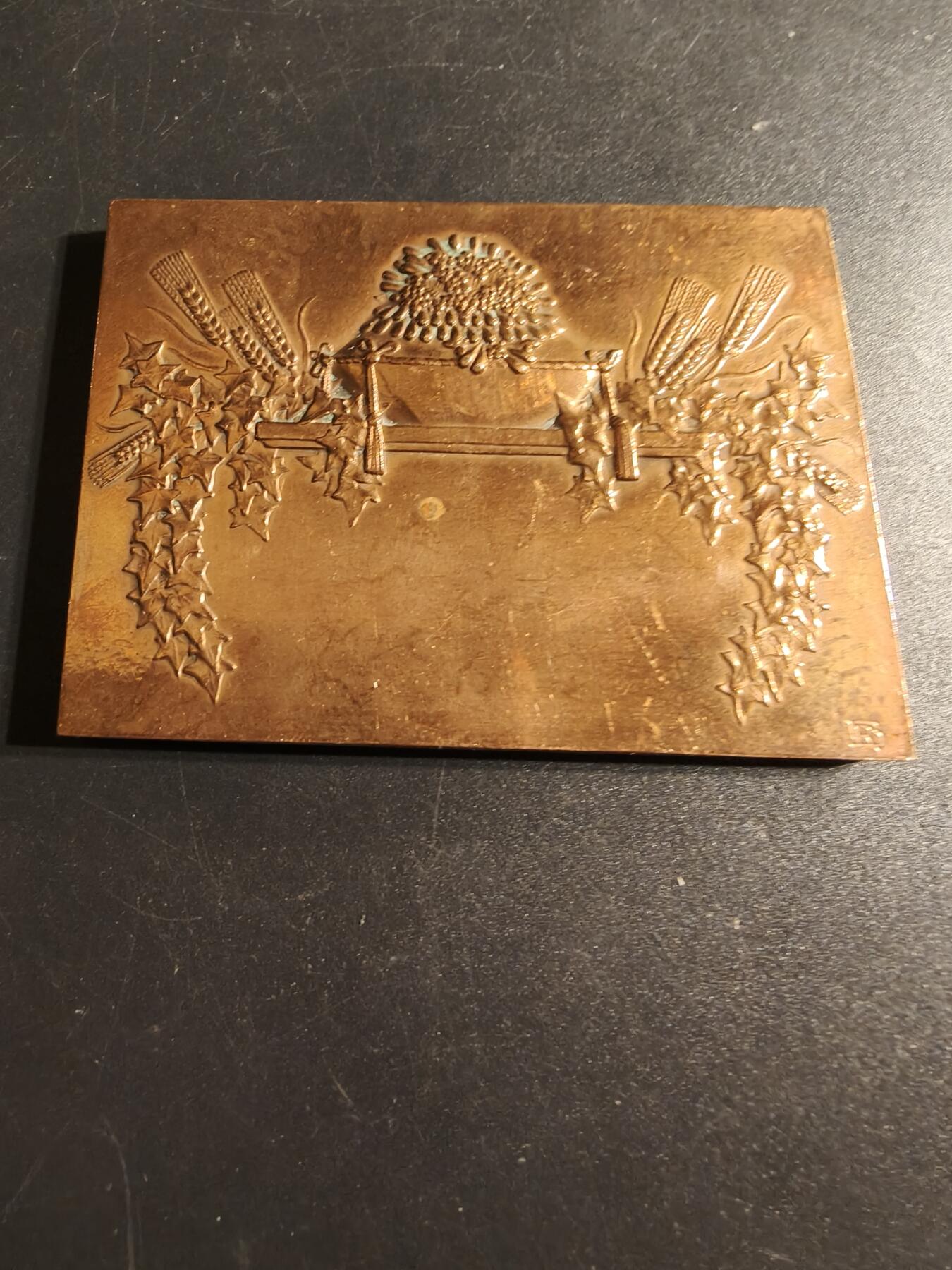 老王徽章第167期 法国金婚方形大铜章     尺寸78×58mm.    重量203.1g