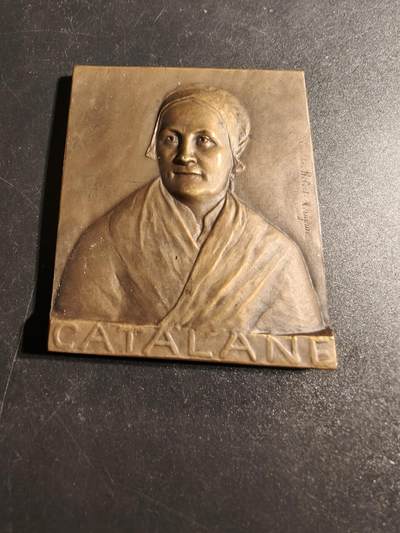 老王徽章第167期 - 法国19世纪加泰罗尼亚传统女性方形大铜章     高浮雕     尺寸52×63mm.     重量130g