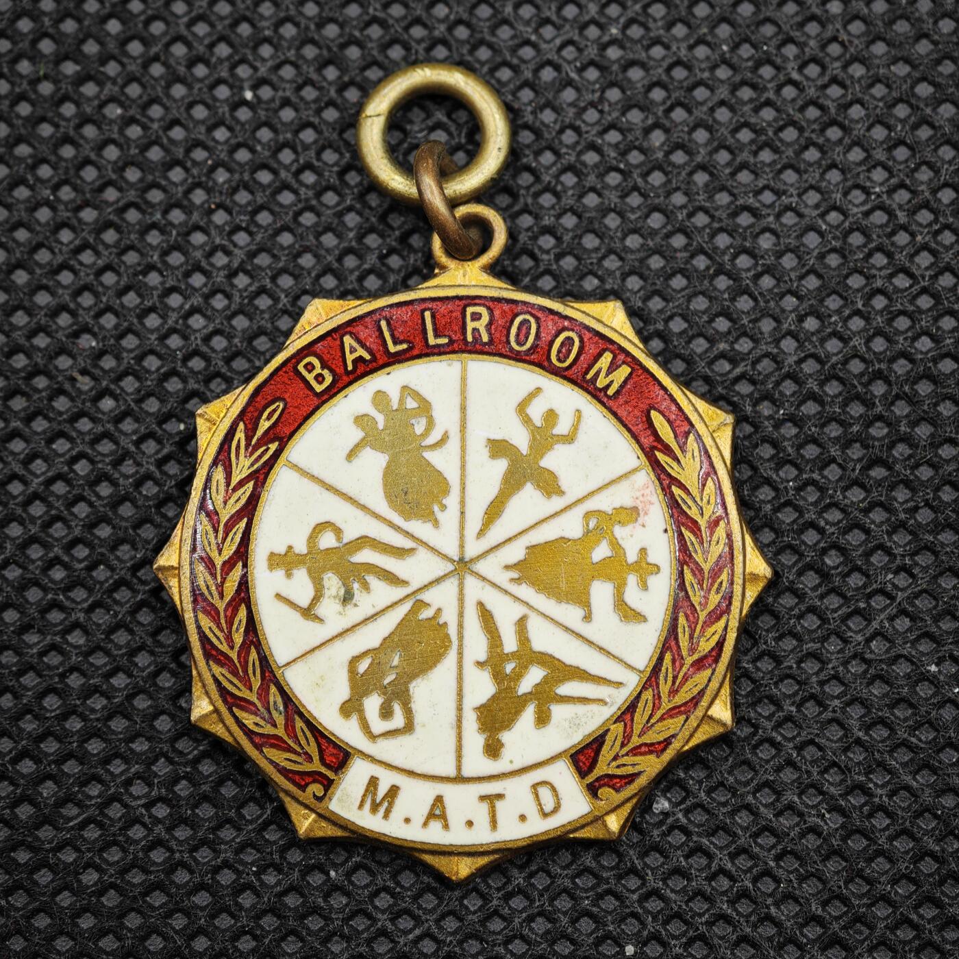 【淘币小摊】限时拍第八百一十六拍  纪念章场  满百包邮可预留两周  周一统一发货   1954年米德兰舞蹈教师协会铜级等级奖章直径32mm