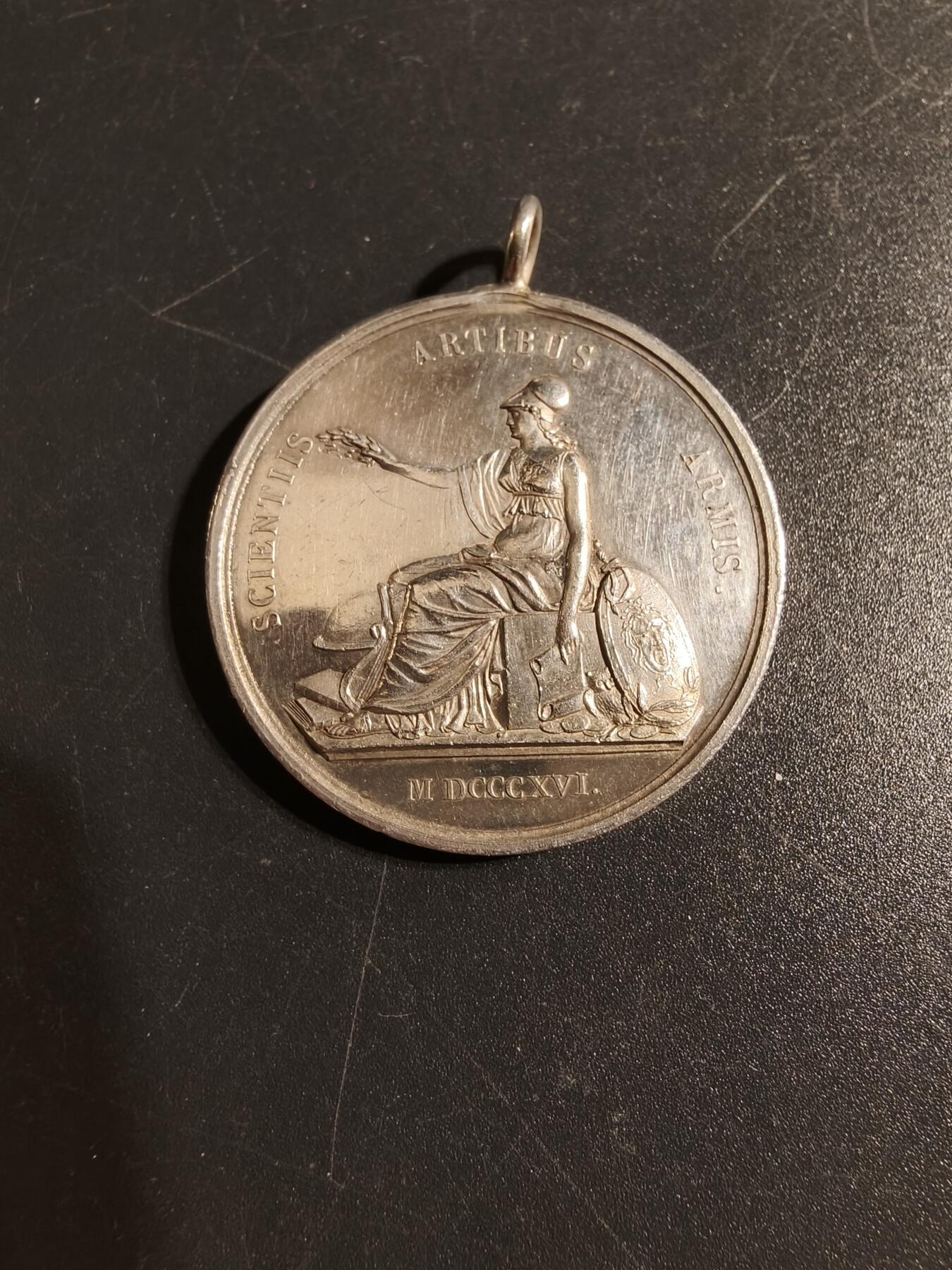 老王徽章第167期 法国索雷兹学校1816年银奖章    950银手指标    直径34mm.   重量21.6g.   