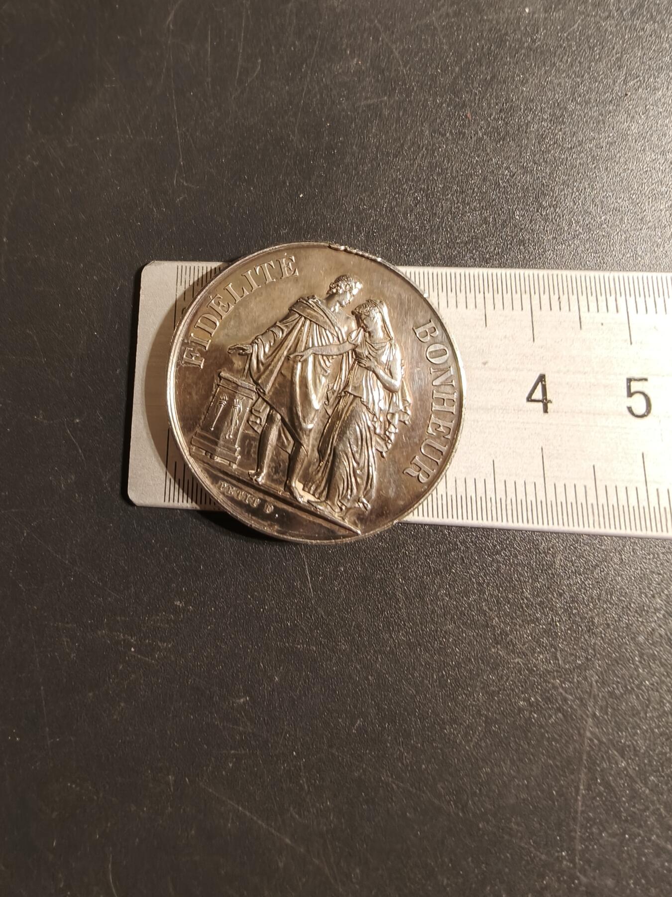 老王徽章第167期 法国银婚章    带边铭背铭    1886年    950银镀金    直径32mm.   重量15.6g