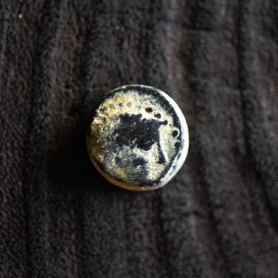 【良泉】【2025年最后一场】12月18日晚19.30点开拍！188组【直播场】西方古代钱币、丝路杂项、印章！ - 【沙漠坑 黑漆古】公元前1世纪【古希腊】阿波罗铜币，2.13克