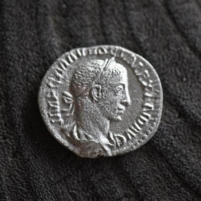 【良泉】【2025年最后一场】12月18日晚19.30点开拍！188组【直播场】西方古代钱币、丝路杂项、印章！ - 【发丝清晰】公元226年【古罗马】青年头像版（16岁）塞维鲁·亚历山大，背塞维鲁·亚历山大在祭坛上献祭，第纳尔银币，2.25克