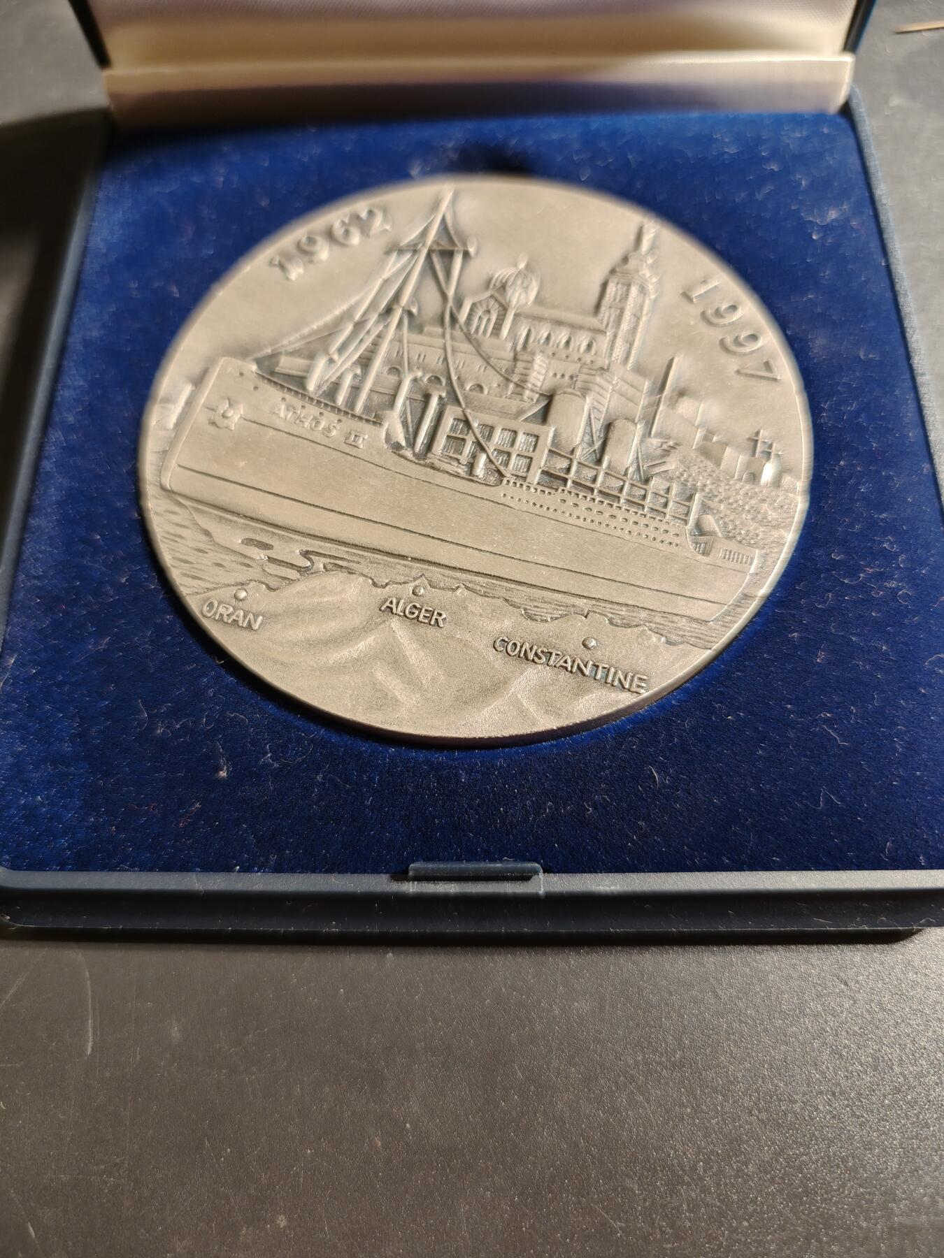 老王徽章第167期 法国全国退伍老兵协会阿尔及利亚战争停火35周年纪念章     原盒      直径78mm.    重量191.5g