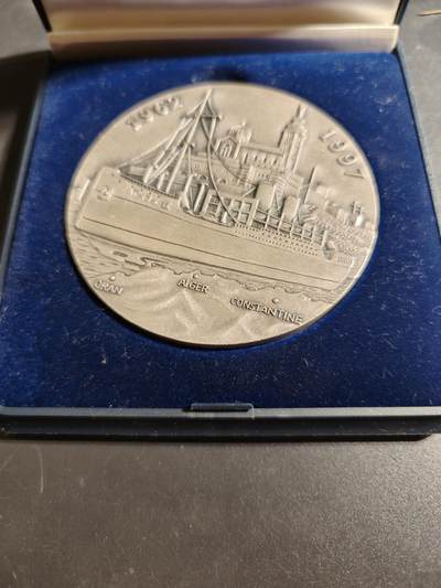 老王徽章第167期 - 法国全国退伍老兵协会阿尔及利亚战争停火35周年纪念章     原盒      直径78mm.    重量191.5g