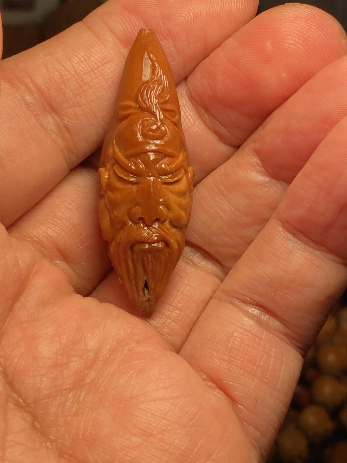 中国非物质文化遗产，苏工核雕 福利苏工核雕，纯手工雕刻，老苏工留刀痕关二哥个性十足，等待有缘人尺寸1。6x4.8喜欢的来