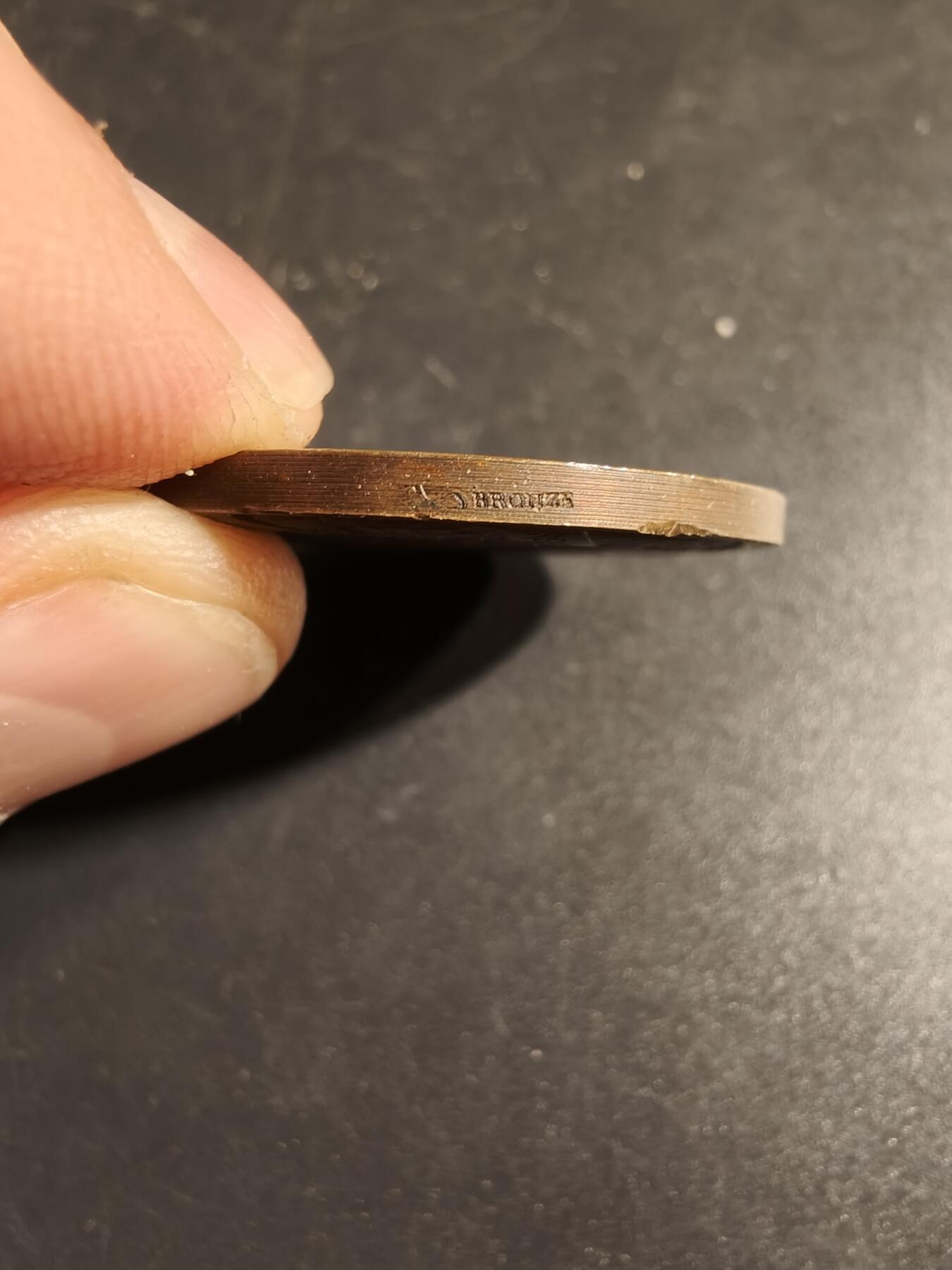 老王徽章第167期 法国苏雷兹学校大铜章     正面为法国著名政治家拉克代尔     直径36mm.    重量27.2g