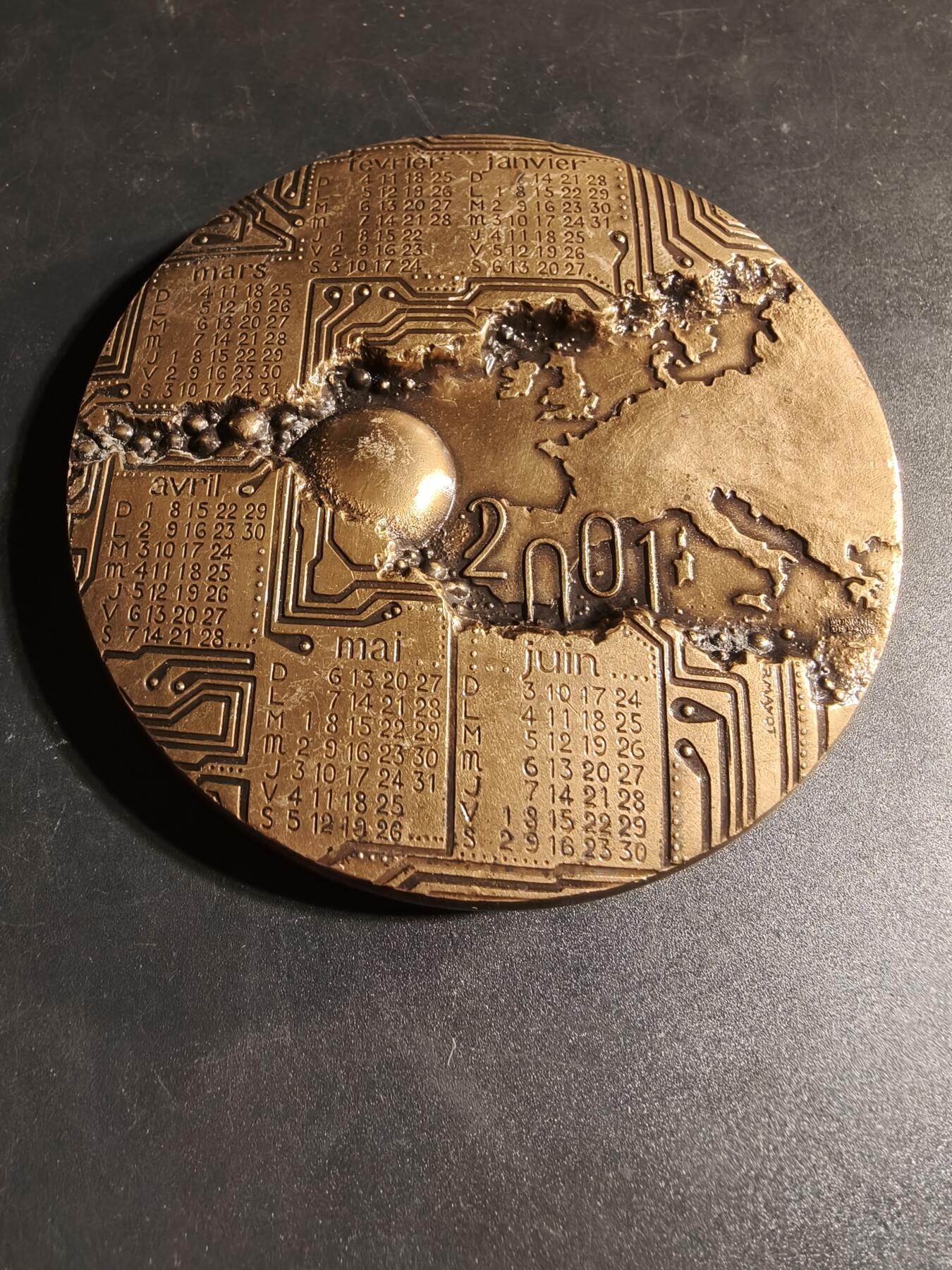 老王徽章第167期 法国2001年年历大铜章     高浮雕     直径93mm.    重量677.4g