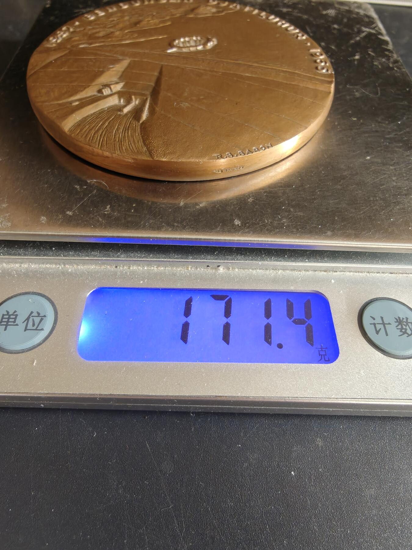 老王徽章第167期 印度尼西亚公共工程和能源部与法国合作建设大坝工程大铜章       直径66mm.    重量171.4g   