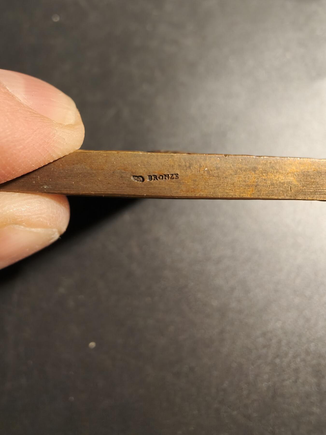 老王徽章第167期 法国19世纪加泰罗尼亚传统女性方形大铜章     高浮雕     尺寸52×63mm.     重量130g