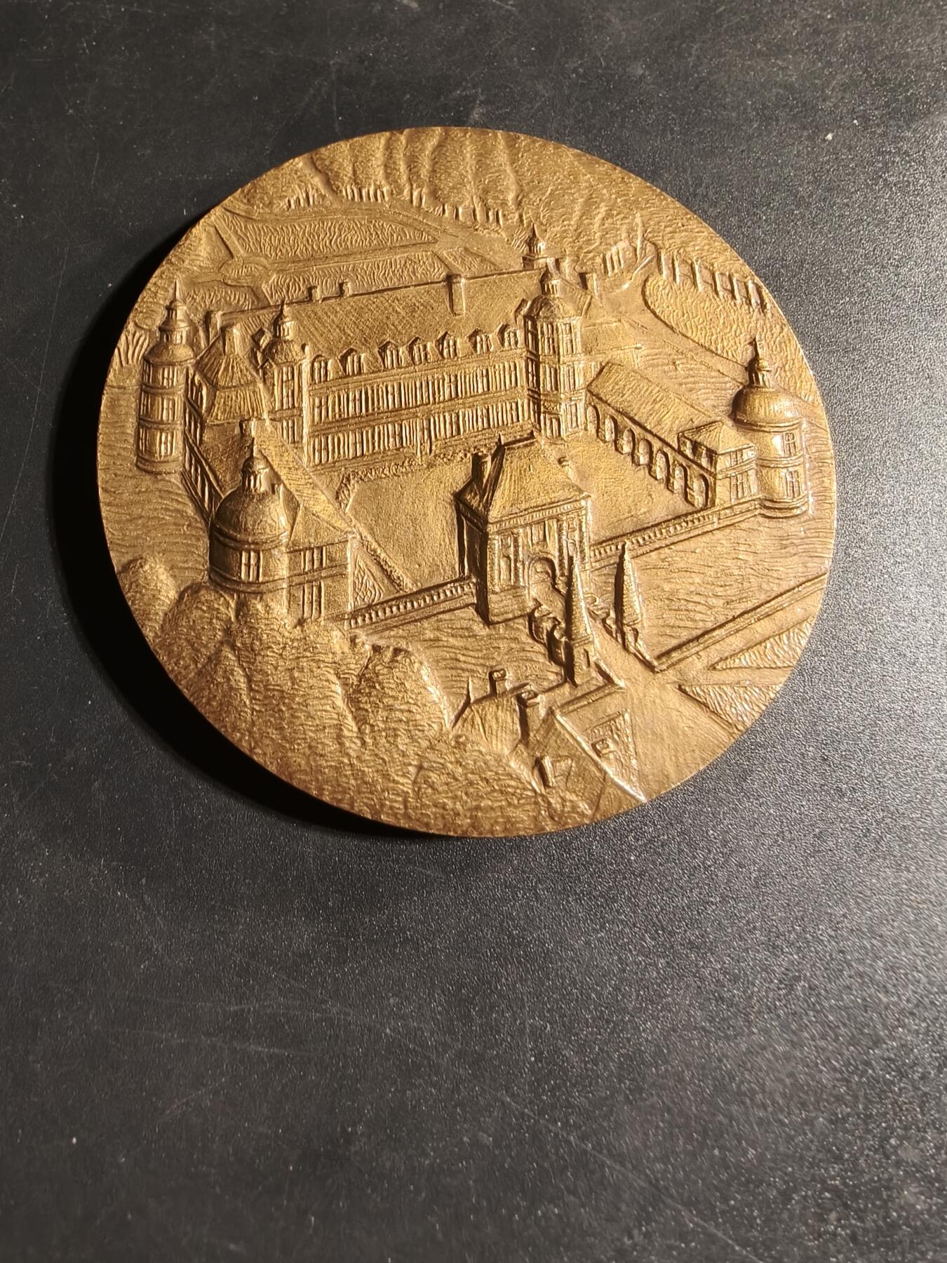 老王徽章第167期 法国勃艮第大区坦莱城堡大铜章     直径68mm.    重量168.9g.      坦莱城堡以其文艺复兴时期的建筑风格和壁画而闻名