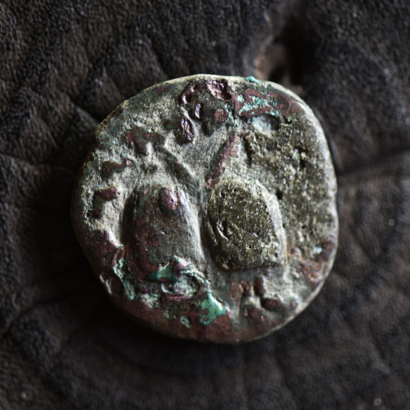 【良泉】【2025年最后一场】12月18日晚19.30点开拍！188组【直播场】西方古代钱币、丝路杂项、印章！ 公元前115-95年【印度·希腊】普什卡拉瓦蒂造币厂，正面宙斯半身像，反面双子座帽子和棕榈枝，5.11克