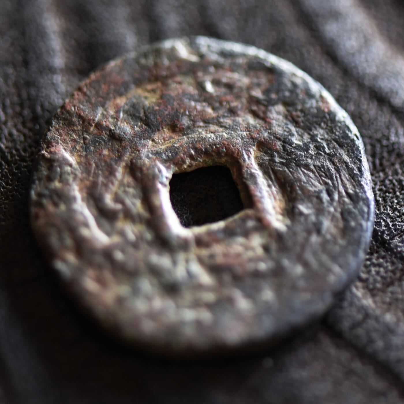 【良泉】【2025年最后一场】12月18日晚19.30点开拍！188组【直播场】西方古代钱币、丝路杂项、印章！ 【厚重】公元716-738年【丝绸之路】粟特，突骑施铜币超大样，苏禄可汗所铸（相当于唐玄宗李隆基开元年间早期）5.47克