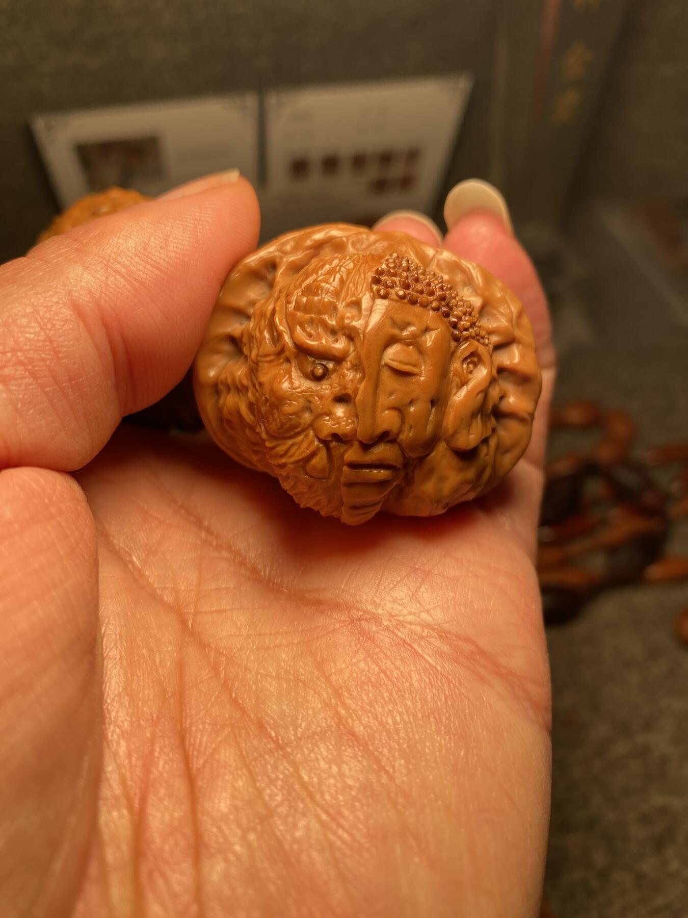 中国非物质文化遗产，苏工核雕 福利苏工核桃雕纯手工雕刻，老苏工佛魔一念，个性十足，表情丰富，等待有缘人，市场无同款，尺寸4。3喜欢的来