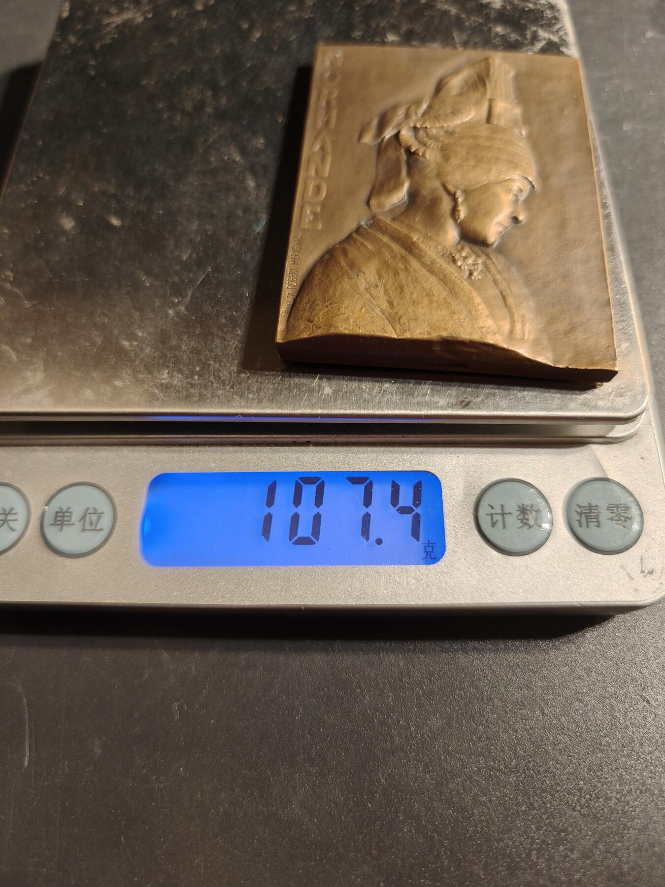 老王徽章第167期 法国诺曼底传统女性方形大铜章     高浮雕     尺寸63×44mm.    重量106.7g