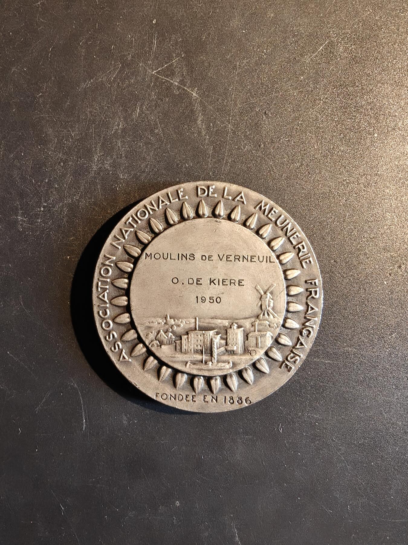 老王徽章第167期 法国全国面粉协会镀银大铜章     直径54mm.    重量77.5g
