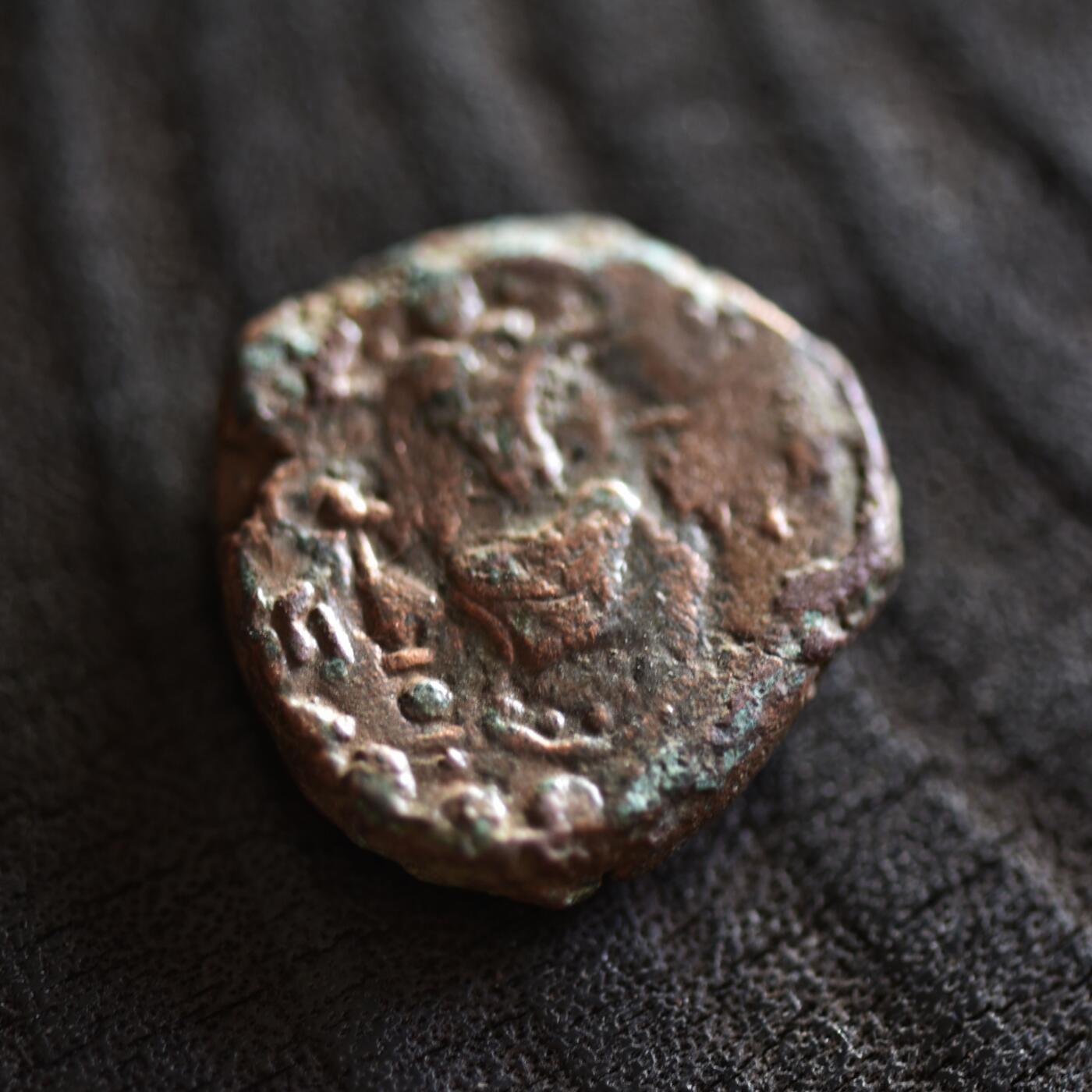 【良泉】【2025年最后一场】12月18日晚19.30点开拍！188组【直播场】西方古代钱币、丝路杂项、印章！ 公元267-270年【贵霜】迦腻色伽三世“财富女神”铜币，8.04克