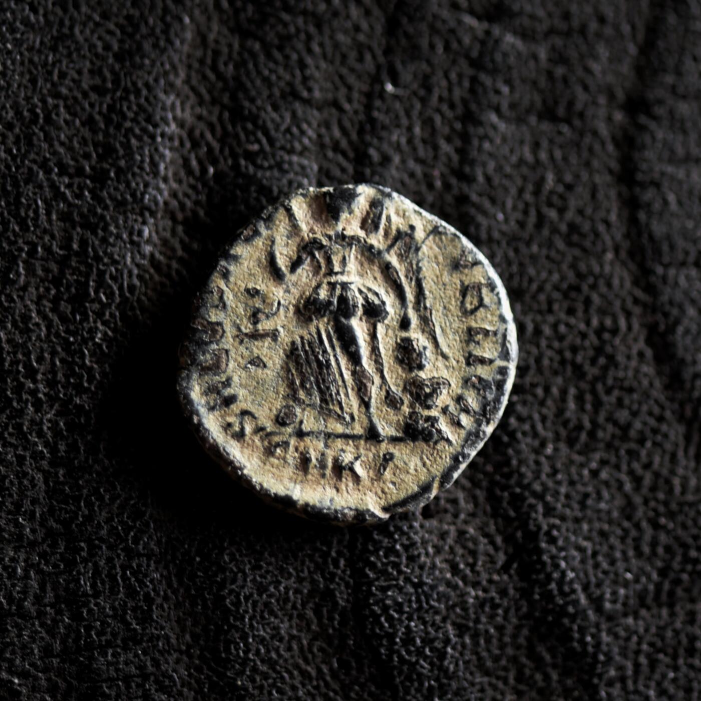 【良泉】【2025年最后一场】12月18日晚19.30点开拍！188组【直播场】西方古代钱币、丝路杂项、印章！ 【少见】【发丝清晰】公元383-388年【古罗马】瓦伦丁尼安二世，基齐库斯造币厂，胜利女神铜币，1.07克