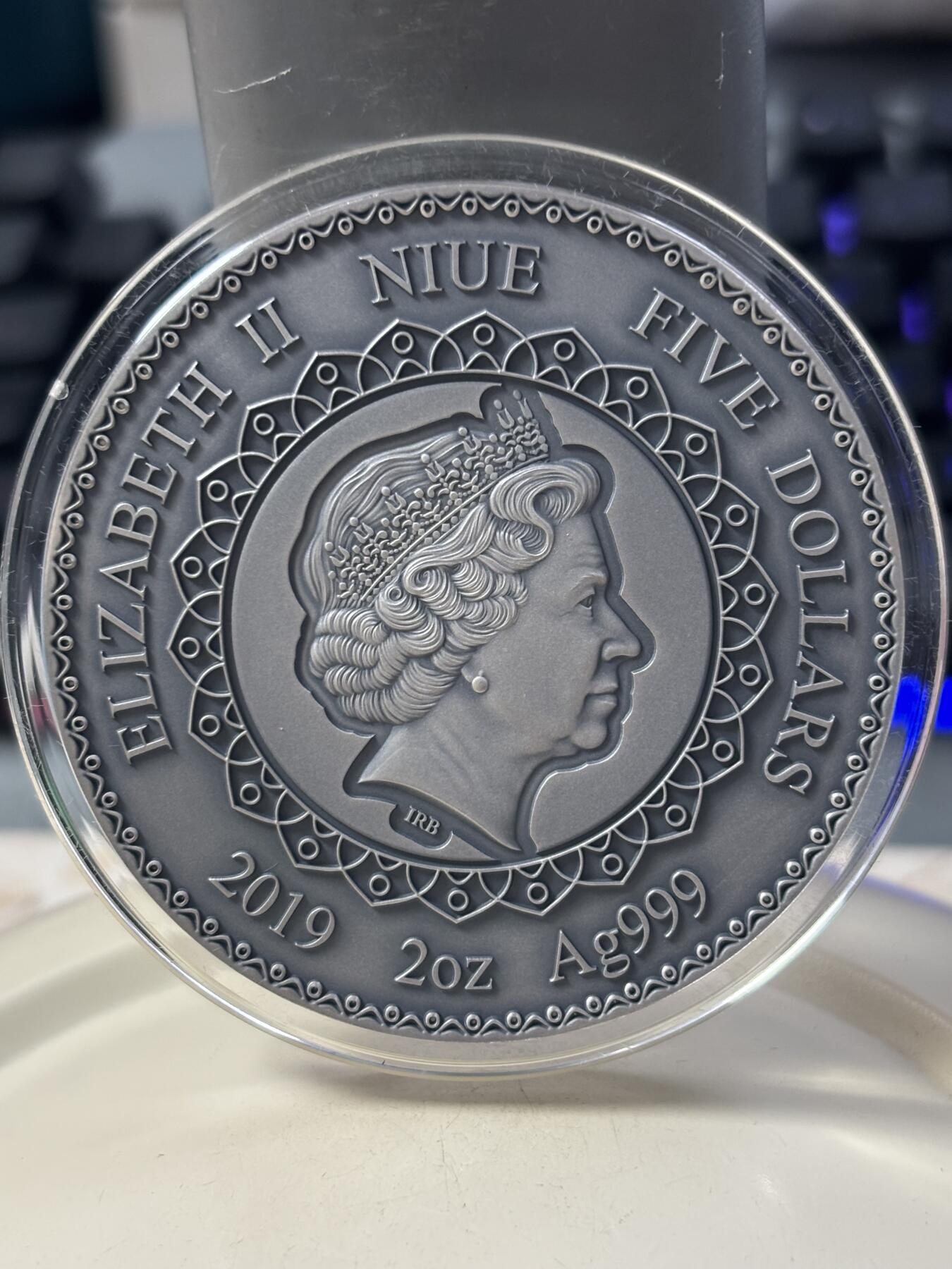 第184期拍卖 纽埃2019年曼陀罗黄金对称系列大象,2盎司高浮雕仿古镶嵌紫红施华洛世奇彩色银币.999银银价862，发行500枚