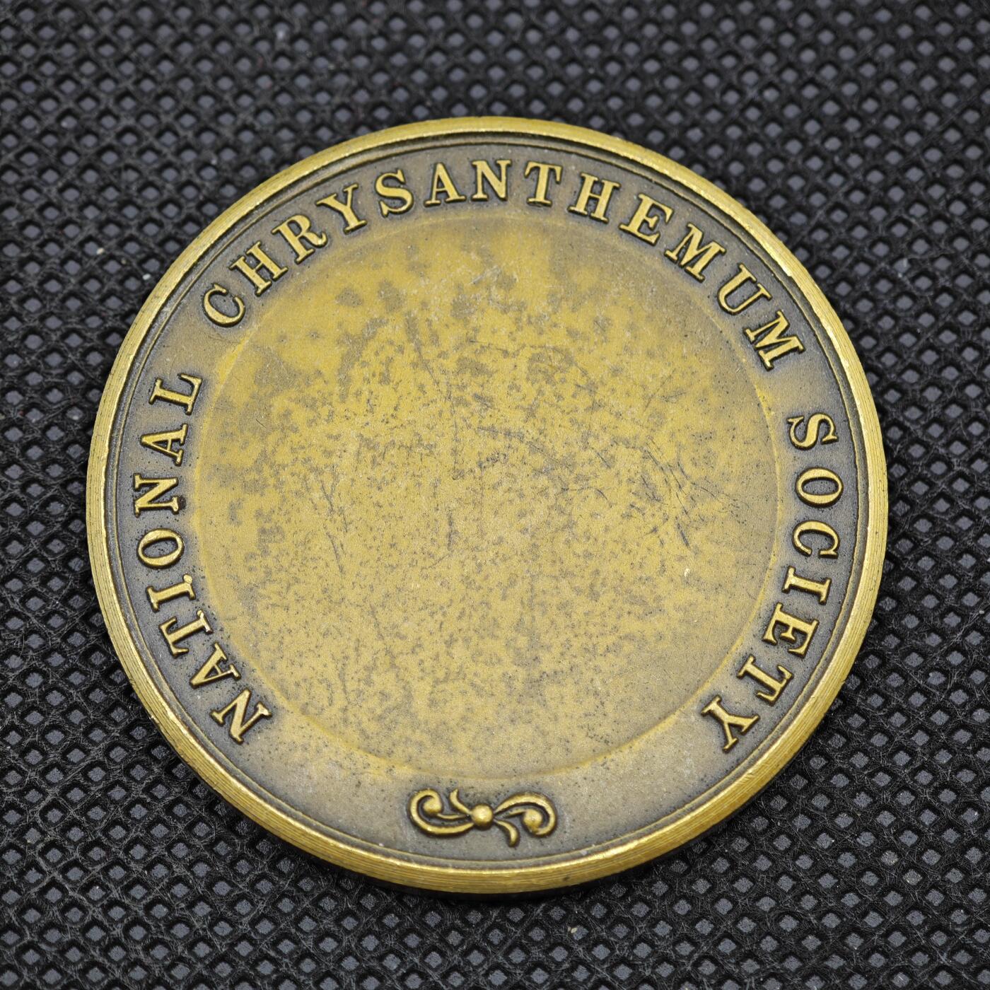 【淘币小摊】限时拍第八百一十六拍  纪念章场  满百包邮可预留两周  周一统一发货   英国皇家园艺学会（RHS）附属社团菊花类奖章直径45mm