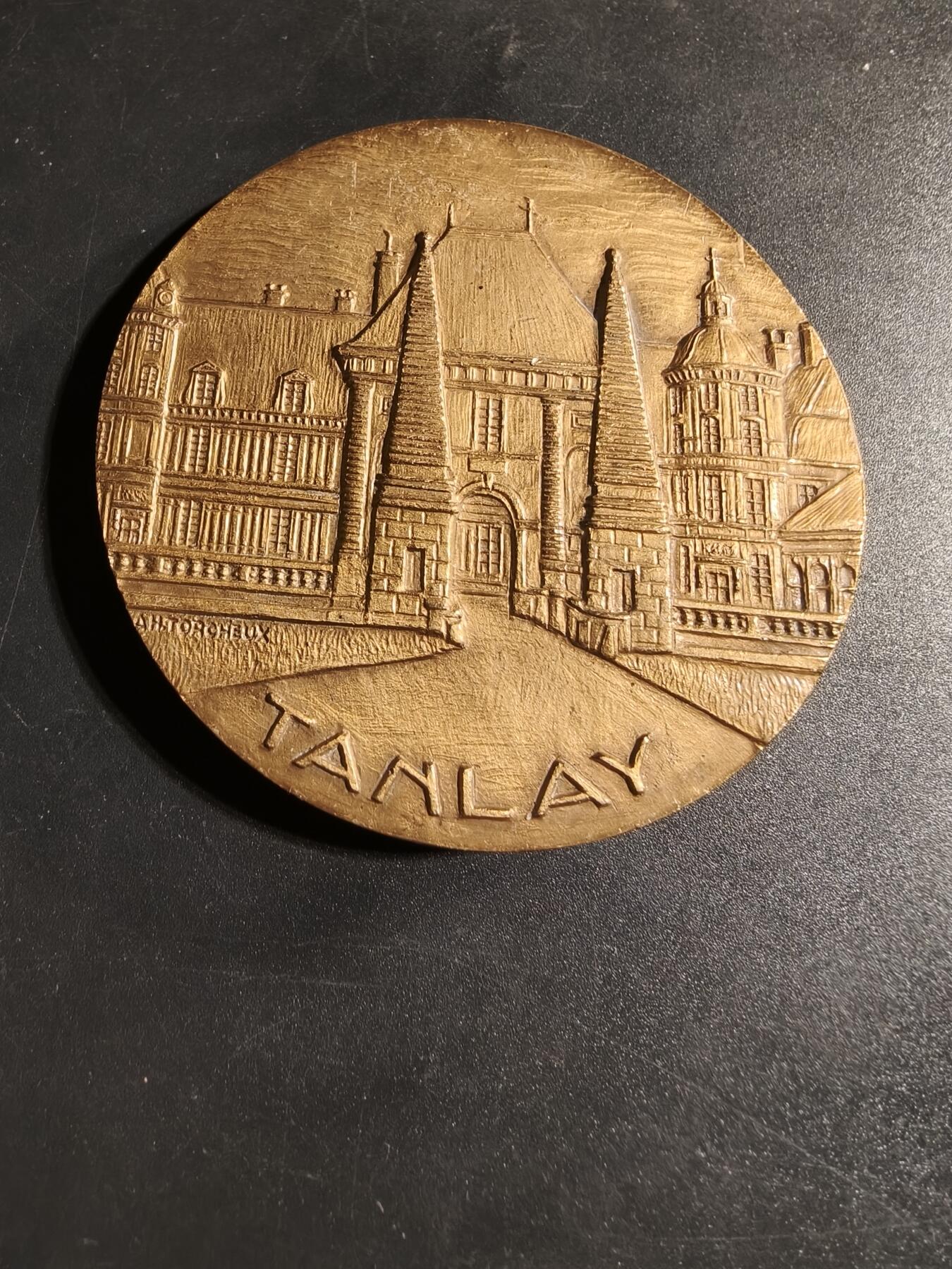 老王徽章第167期 法国勃艮第大区坦莱城堡大铜章     直径68mm.    重量168.9g.      坦莱城堡以其文艺复兴时期的建筑风格和壁画而闻名