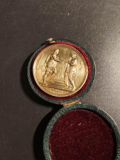 老王徽章第167期 - 法国大尺寸镀金银婚章    原盒    950银镀金    大尺寸直径34mm.   重量18.2g.     带边铭背铭     少见极早期1822年！