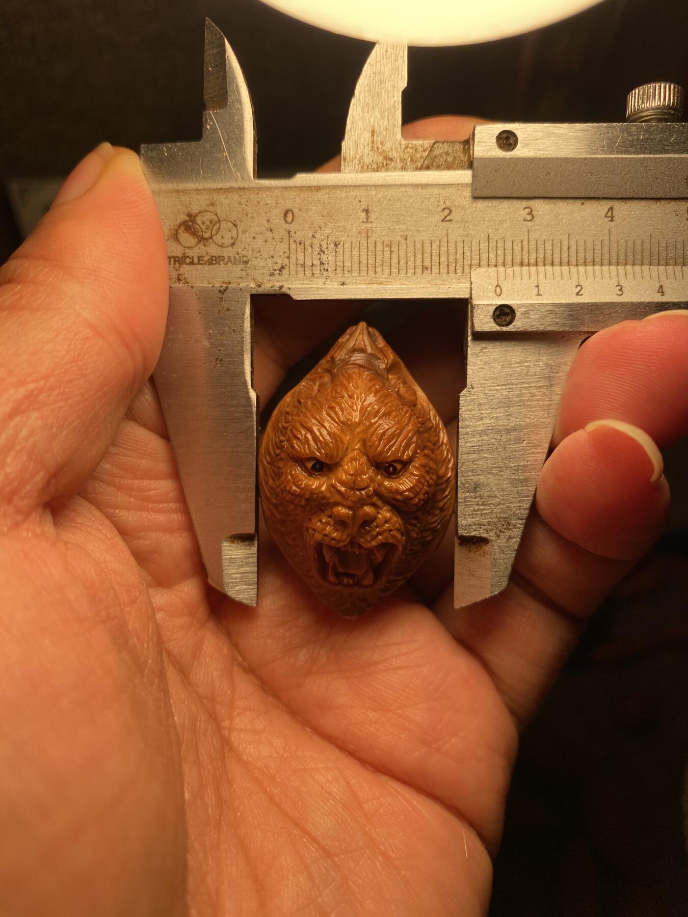 中国非物质文化遗产，苏工核雕 福利苏工核雕纯手工雕刻，老苏工君临天下，狮虎兽，个性十足，表情丰富，等待有缘人，市场无同款，尺寸2。6x3.95喜欢的来