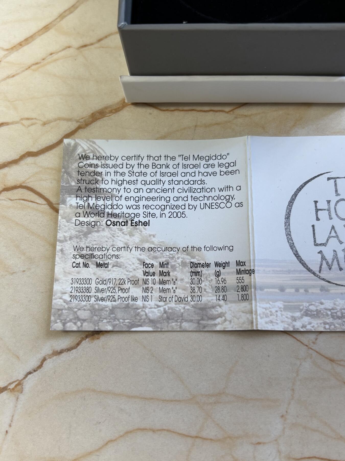 第183期拍卖 以色列2012年圣经系列美吉多山2新谢克尔PROOF银币NGC PF69UC，发行量3000枚，999银。美吉多山是《圣经·启示录》中世界末日善与恶最终决战之地，正面设计陶壶和山谷，通过透视图技法，尤其是山谷及通向内部的栈道，给人一种向里走的感觉，在二维平面银币表现出三维立体効果。原盒证封齐全。