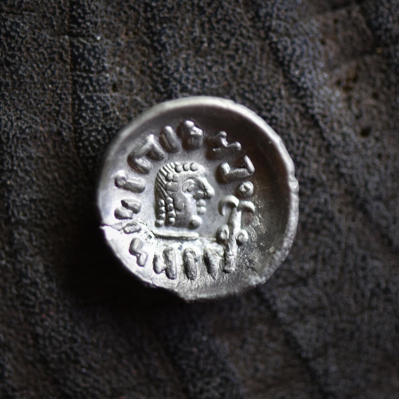 【良泉】【2025年最后一场】12月18日晚19.30点开拍！188组【直播场】西方古代钱币、丝路杂项、印章！ 【碟形】公元100-120年【南阿拉伯半岛】萨巴和希木叶尔王国，阿姆丹王1标准银币【有裂，拼粘】1.2克