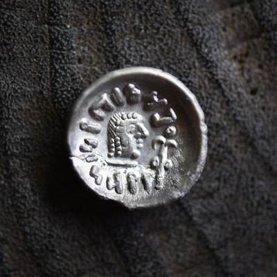 【良泉】【2025年最后一场】12月18日晚19.30点开拍！188组【直播场】西方古代钱币、丝路杂项、印章！ - 【碟形】公元100-120年【南阿拉伯半岛】萨巴和希木叶尔王国，阿姆丹王1标准银币【有裂，拼粘】1.2克