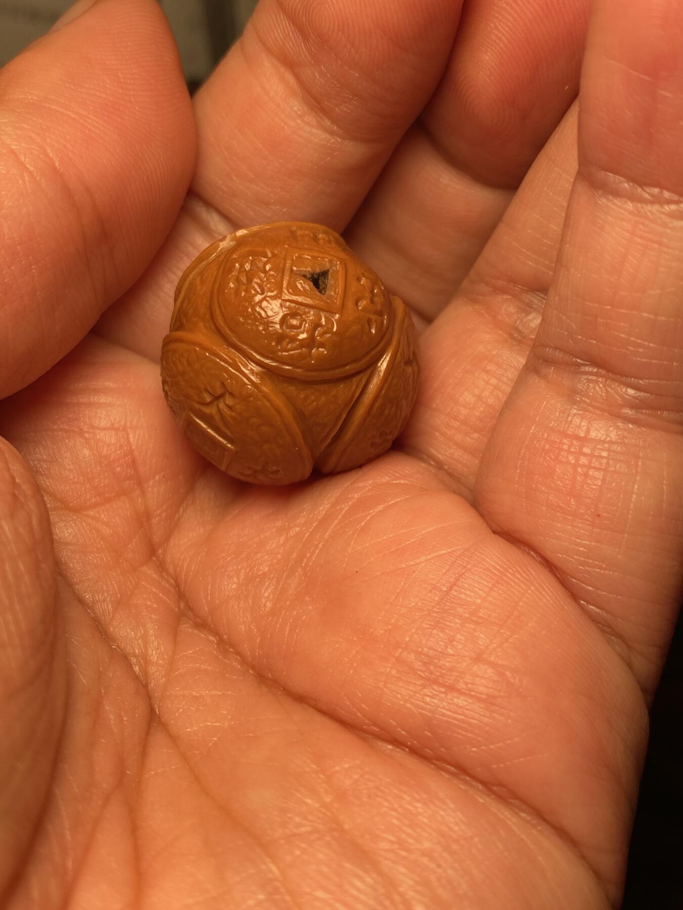 中国非物质文化遗产，苏工核雕 福利苏工核雕，纯手工雕刻，老苏工财源滚滚，个性十足，等待有缘人，市场无同款，尺寸2。5x2.5喜欢的来