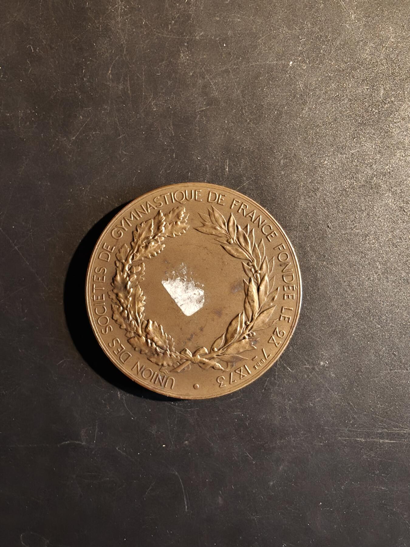 老王徽章第167期 法国体操联盟大铜章    阿尔菲•杜布瓦作品    直径58mm.    重量97.6g
