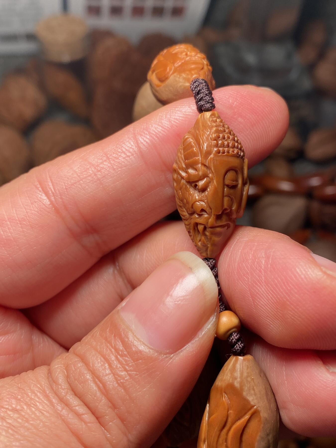 中国非物质文化遗产，苏工核雕 福利苏工核雕，纯手工雕刻，老苏工20年老核佛魔小脖挂，个性十足，等待有缘人尺寸1。4x2.6喜欢的来