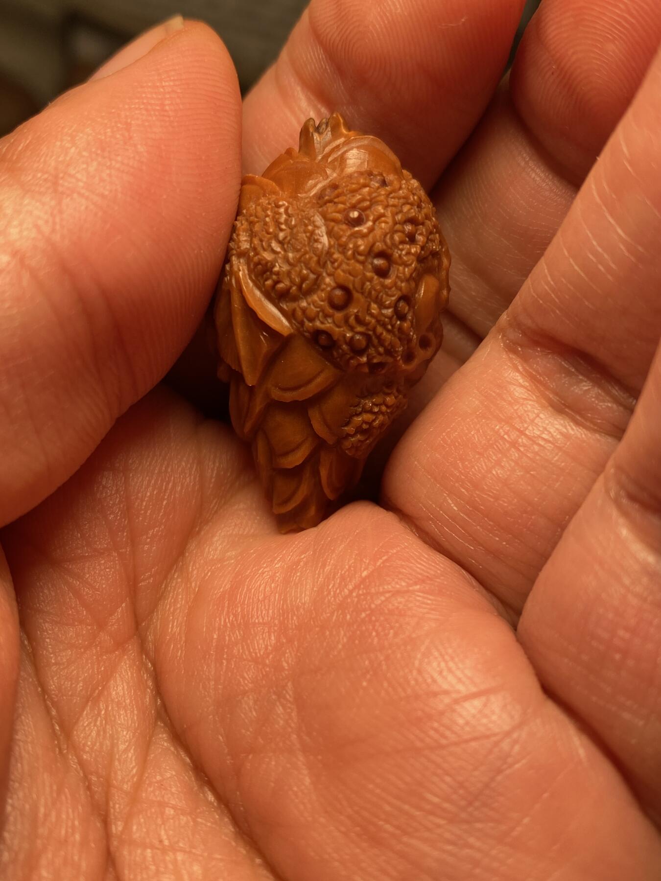 中国非物质文化遗产，苏工核雕 福利苏工核雕，纯手工雕刻，老苏工，招财进宝，金蟾，个性十足，等待有缘人，市场无同款，尺寸2。15x3.5喜欢的来