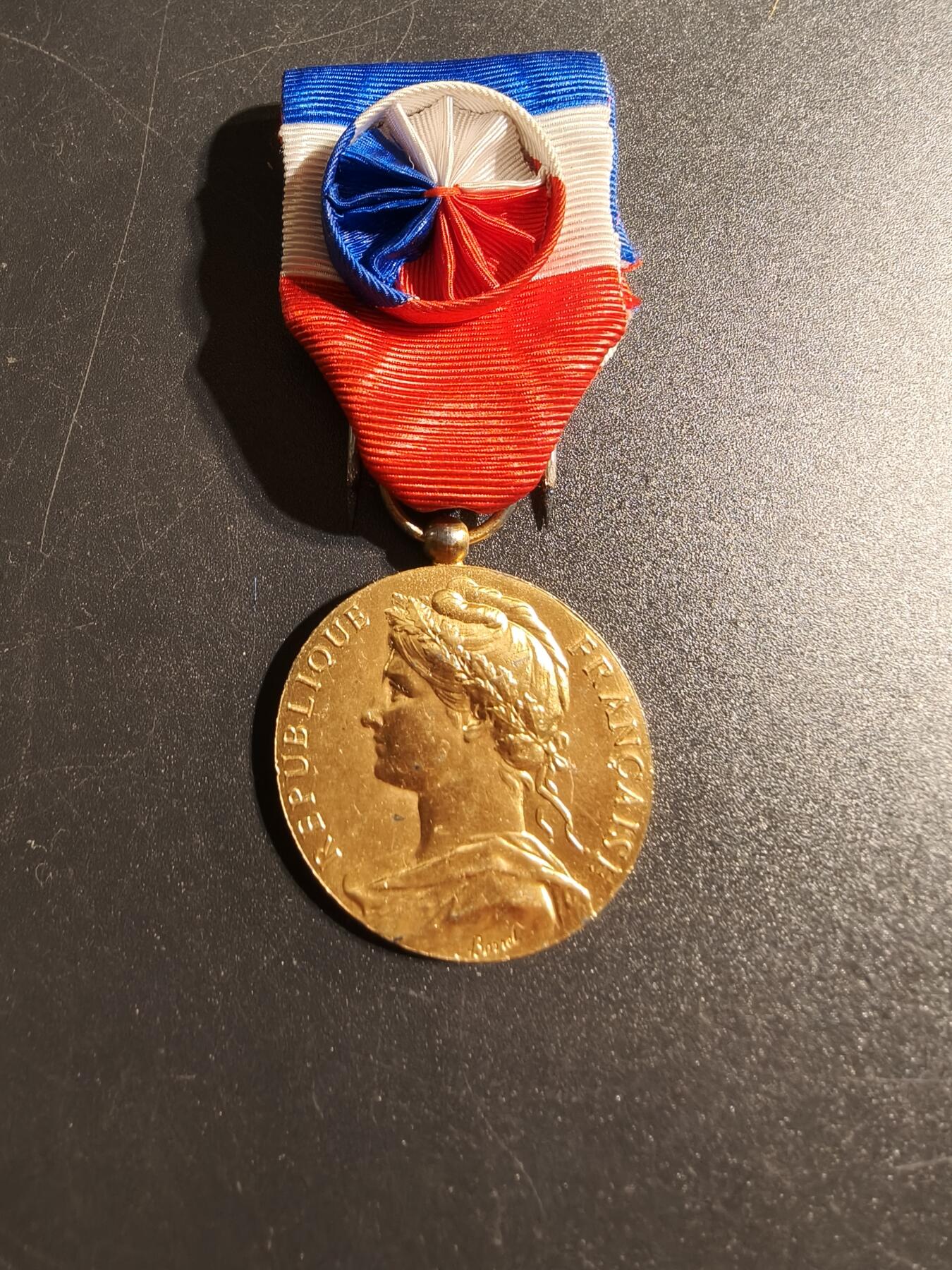 老王徽章第167期 法国金级劳工奖章    950银镀金   13.8g
