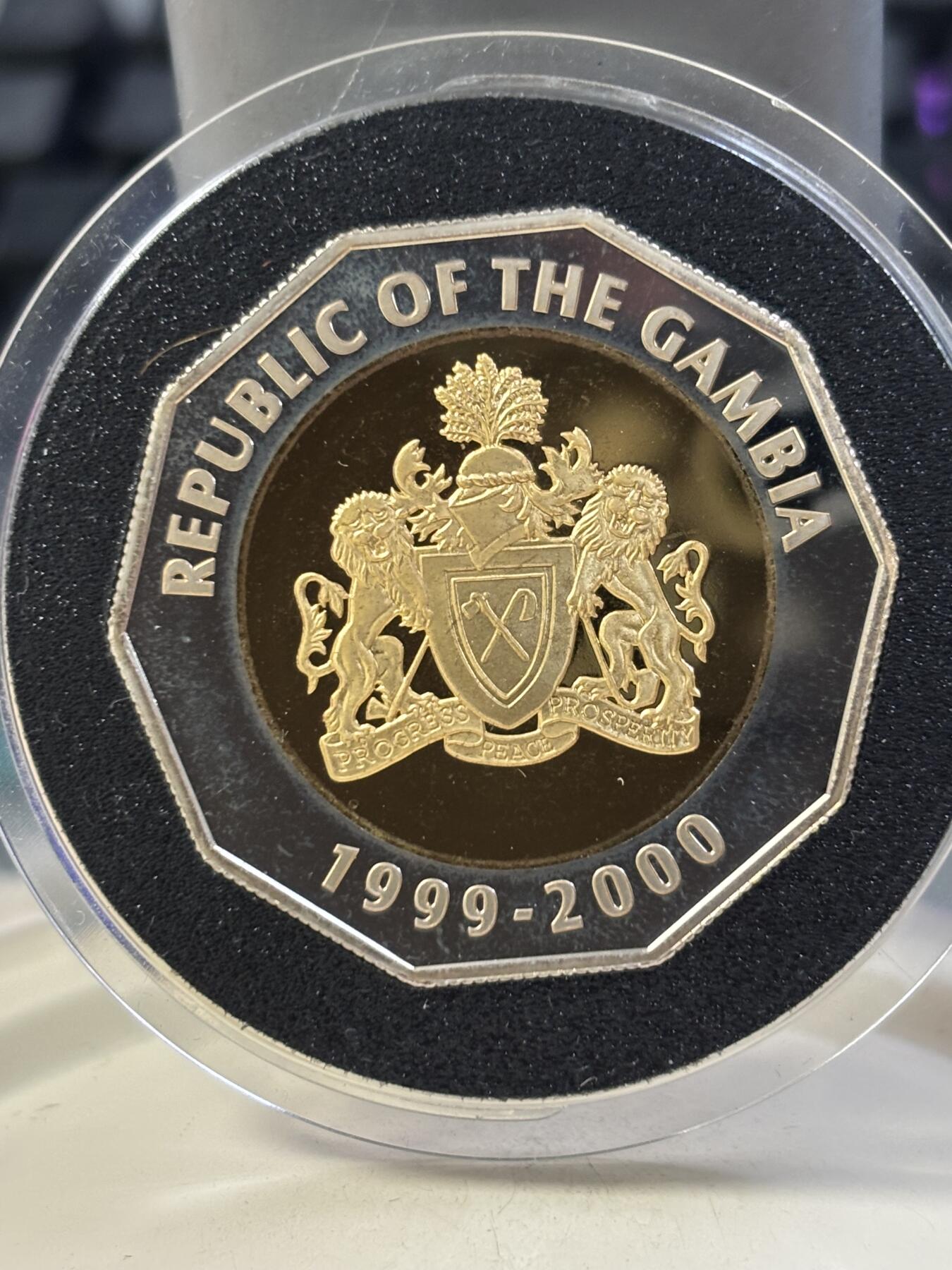 第184期拍卖 冈比亚2000年千禧年多边型纪念镀金银币，925银，28.28克，有氧化