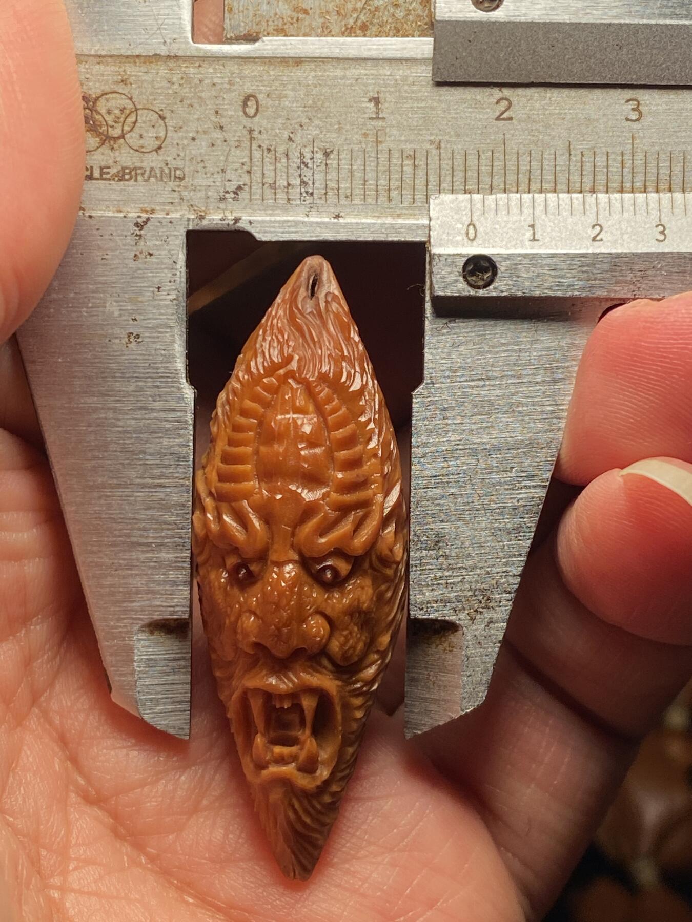 中国非物质文化遗产，苏工核雕 福利苏工核雕，纯手工雕刻，老苏工不动冥王，个性十足，等待有缘人尺寸1。75x4.9喜欢的来