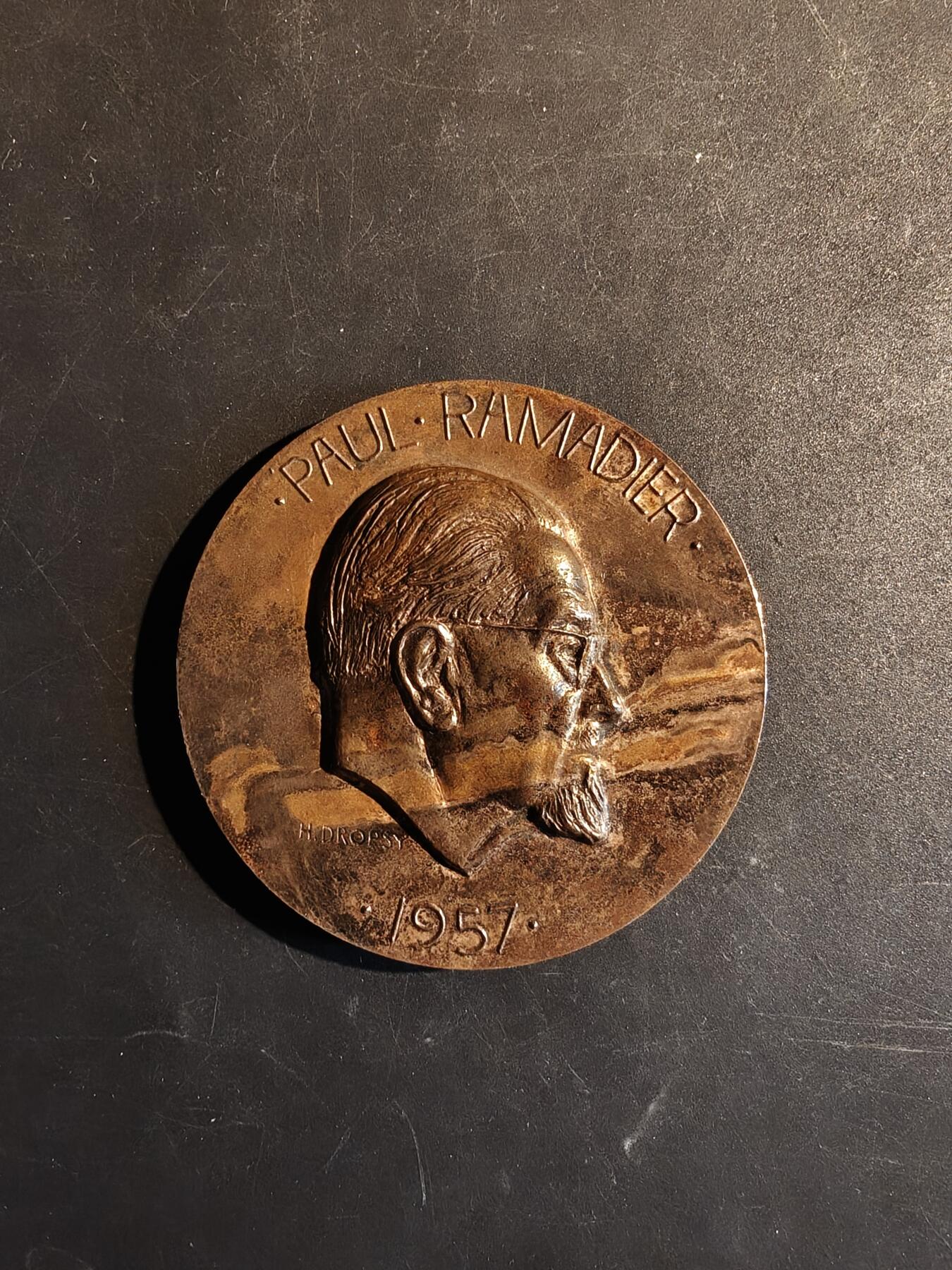 老王徽章第167期 法国德卡泽维尔市长保罗·拉马迪耶大铜章     直径66mm.    重量167？6g