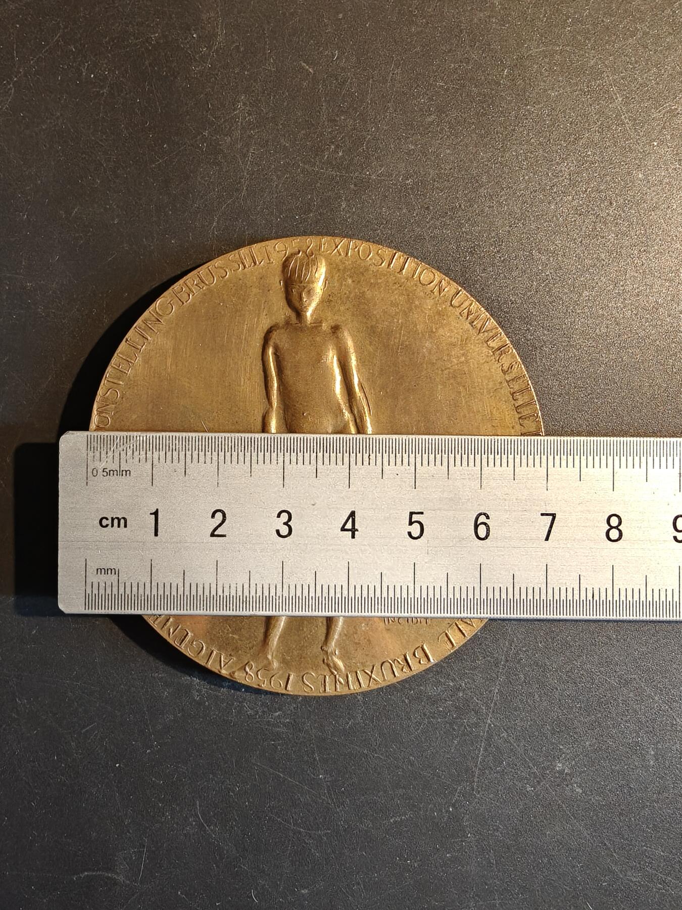 老王徽章第167期 1958年比利时布鲁塞尔国际博览会大铜章      直径70mm.    重量130g