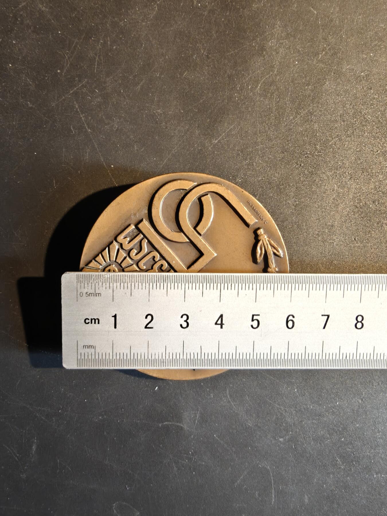 老王徽章第167期 格鲁吉亚苏维埃社会主义共和国成立50周年大铜章     直径60mm.    重量123.4g