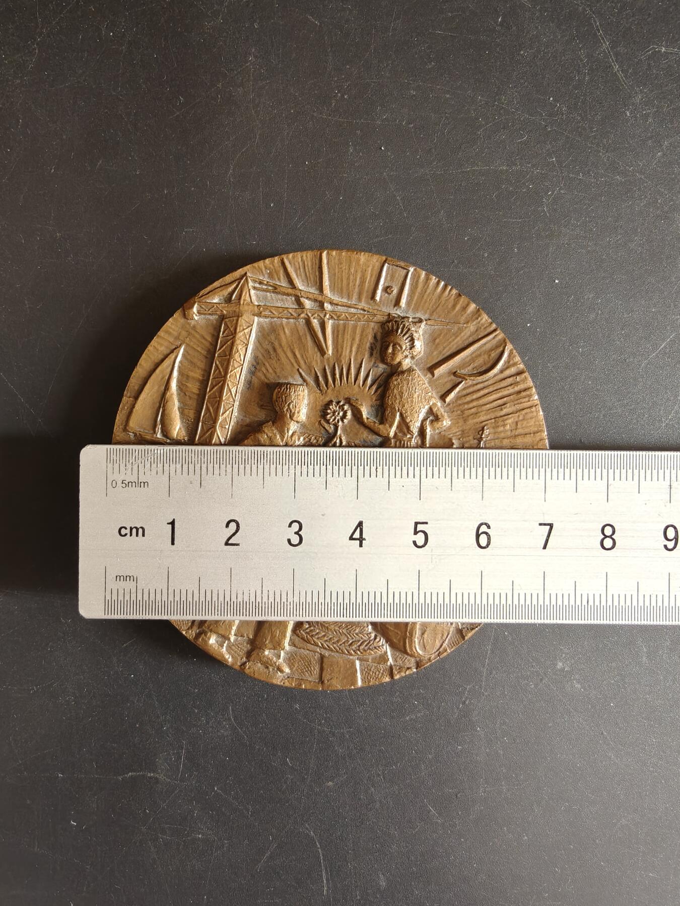 老王徽章第167期 法国瓦尔市议会大铜章     直径72mm     重量210g