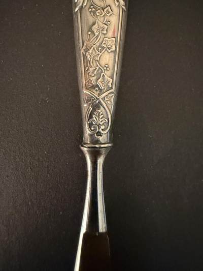 海外回流精品拍卖（五一专场） 法国回流19世纪银制火漆印章与拆信刀套装 火漆章尺寸：8.7cm，重12.8g ；拆信刀尺寸：13.6cm，14.5g手柄处含银量900，刀处为合金，雕花，工艺精美。