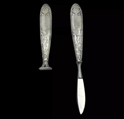 海外回流精品拍卖 - 法国回流19世纪纯银火漆印章与拆信刀套装 火漆章尺寸：8.7cm，重12.8g ；拆信刀尺寸：13.6cm，14.5cm手柄雕花，工艺精美。