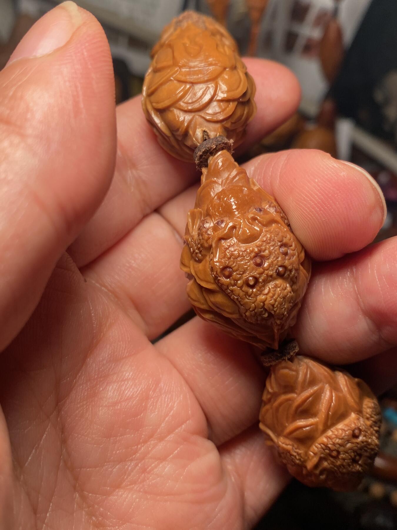 中国非物质文化遗产，苏工核雕 福利苏工核雕，纯手工雕刻，老苏工全刀工深雕，招财进宝，7星金蟾，个性十足，等待有缘人，市场无同款，尺寸2。15x3.5喜欢的来