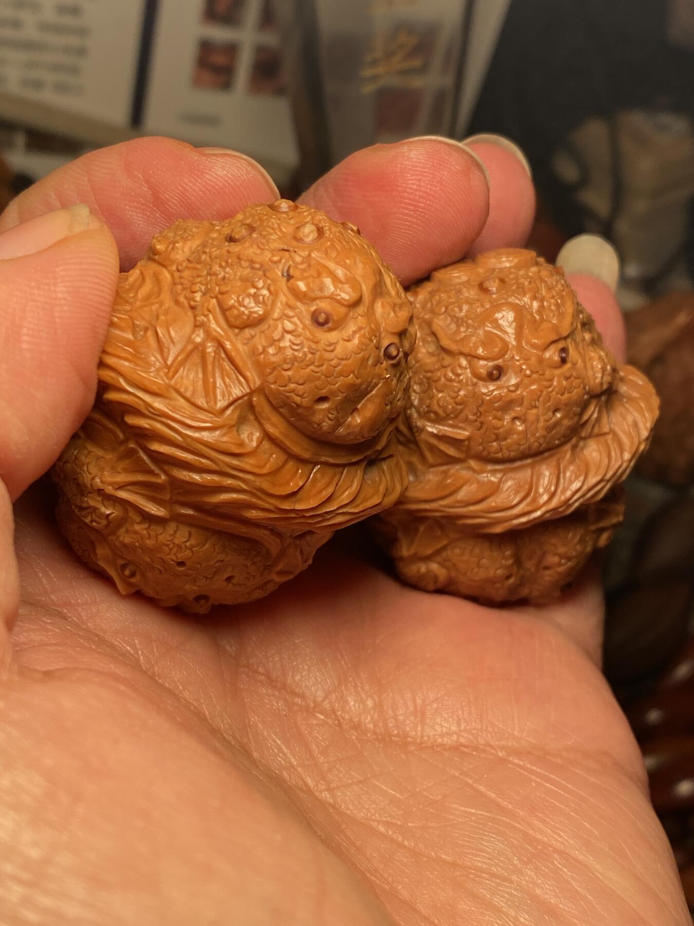 中国非物质文化遗产，苏工核雕 福利苏工核桃雕纯手工雕刻，老苏工招财进宝，蛤蟆，个性十足，表情丰富，等待有缘人，市场无同款，尺寸4。3喜欢的来