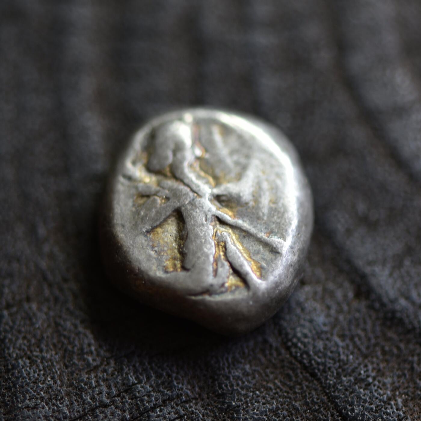 【良泉】【2025年最后一场】12月18日晚19.30点开拍！188组【直播场】西方古代钱币、丝路杂项、印章！ 【淡金色 美品！】公元前5世纪【古波斯】阿契美尼德帝国，西格勒斯银币，5.54克