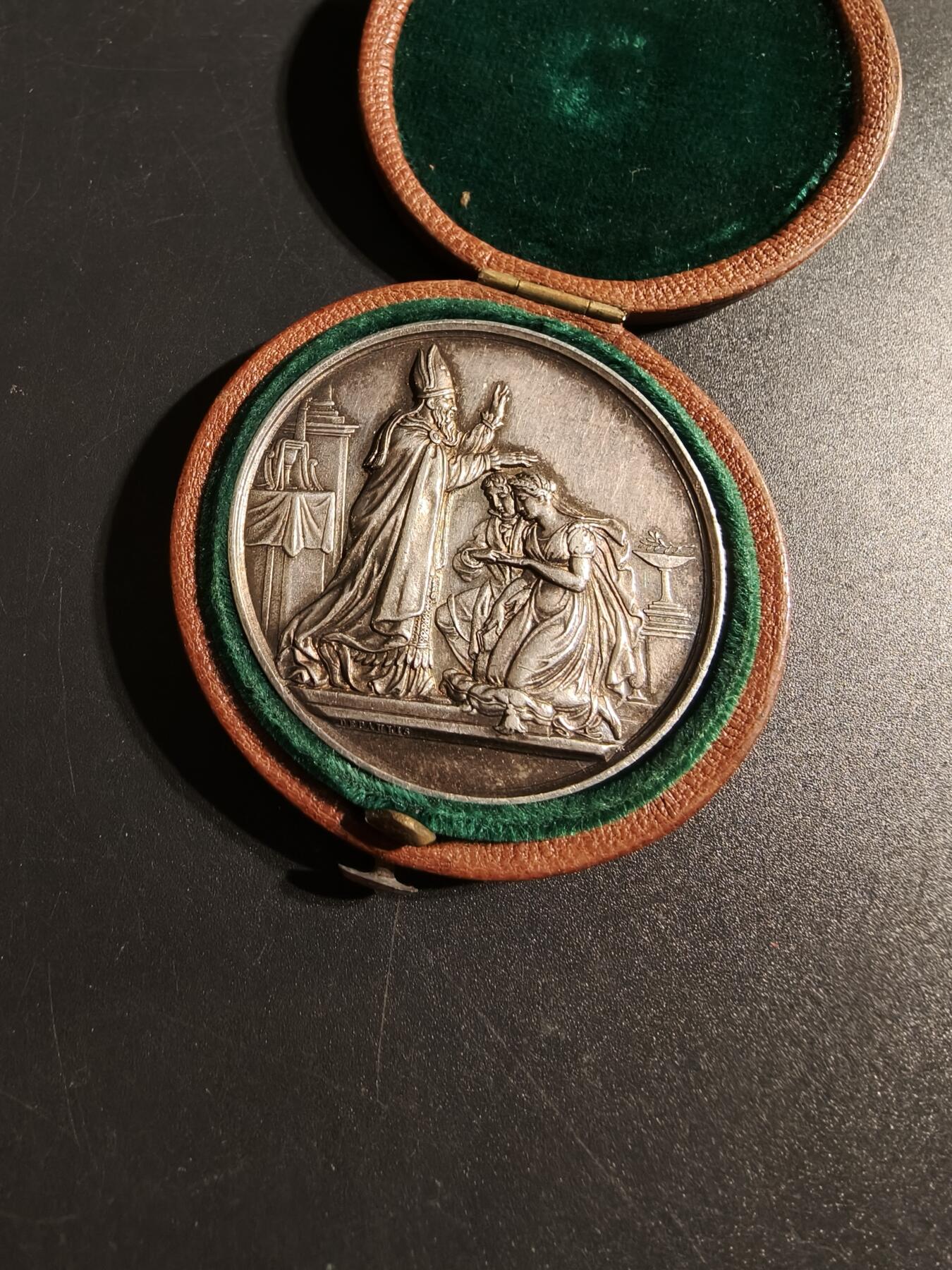 老王徽章第167期 法国银婚章    原盒    950银蜜蜂边铭    少见大尺寸直径42mm.  重量31.1g.    1866年