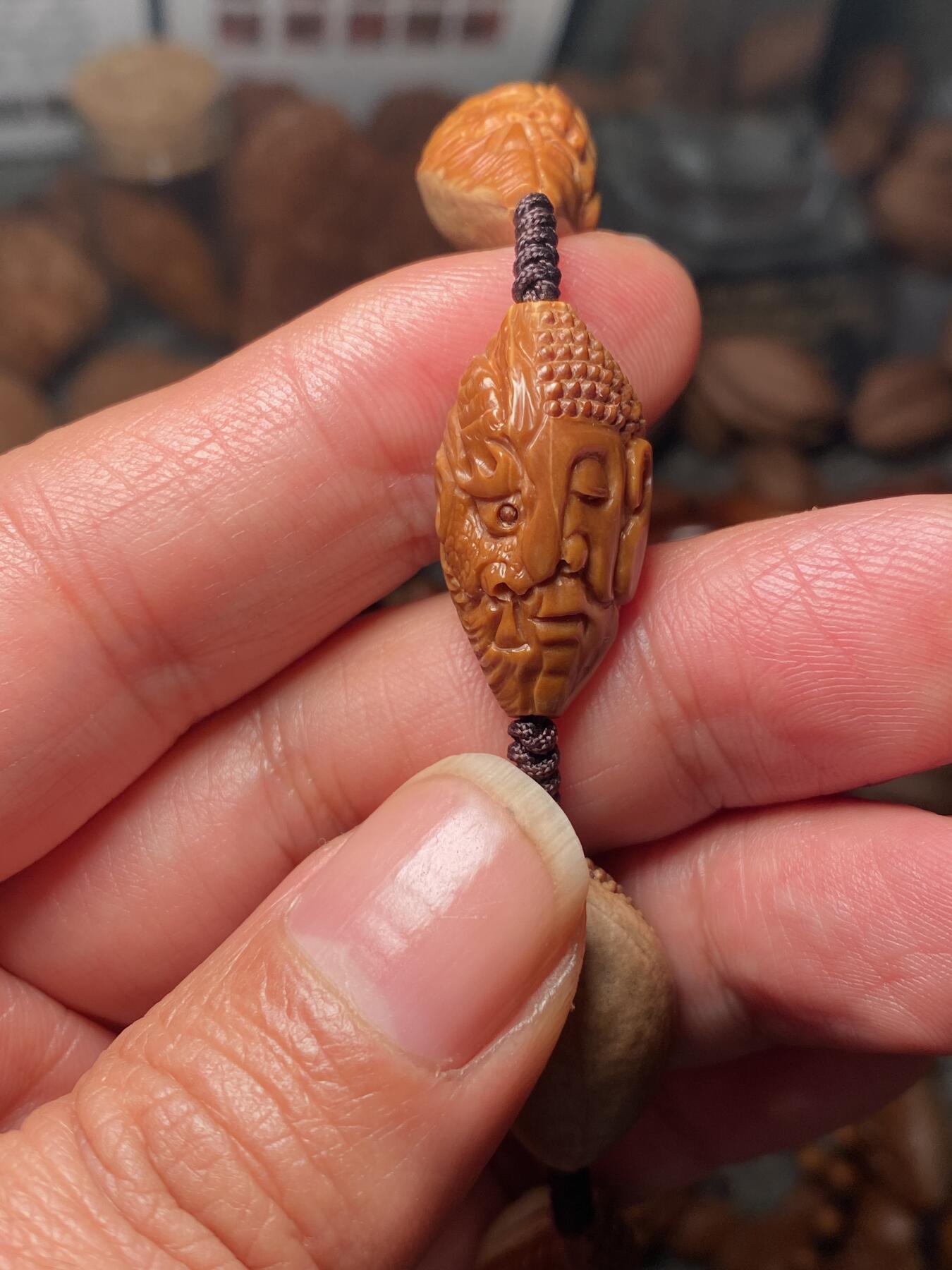 中国非物质文化遗产，苏工核雕 福利苏工核雕，纯手工雕刻，老苏工20年老核佛魔小脖挂，个性十足，等待有缘人尺寸1。4x2.6喜欢的来